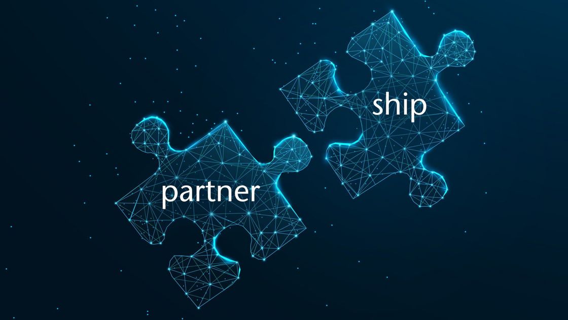 Zwei Puzzleteile mit den Aufschriften "Partner" und "ship"