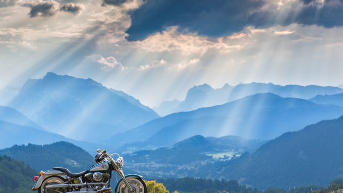 Motorrad vor dem Panorama einer Berglandschaft