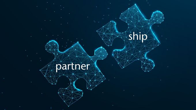 Zwei Puzzleteile mit den Aufschriften "Partner" und "ship"