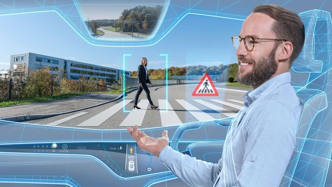 Mann sitzt in einem virtuellen Auto und erkennt einen Fußgänger auf einem Zebrastreifen