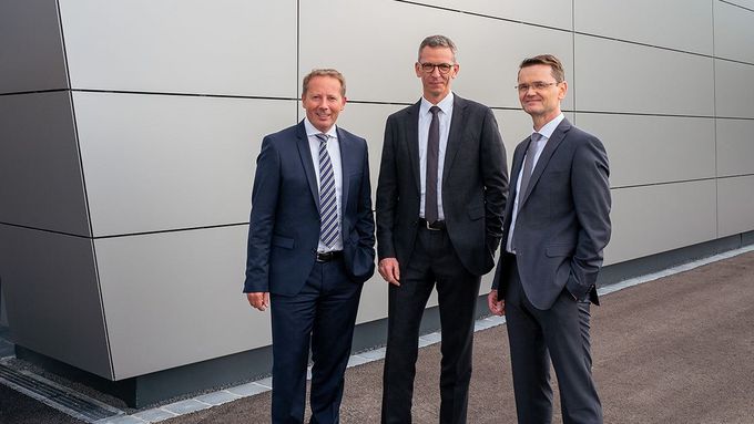 Die drei Vorstandsmitglieder der Bertrandt AG vor dem Hochvolt-Batterieprüfzentrum